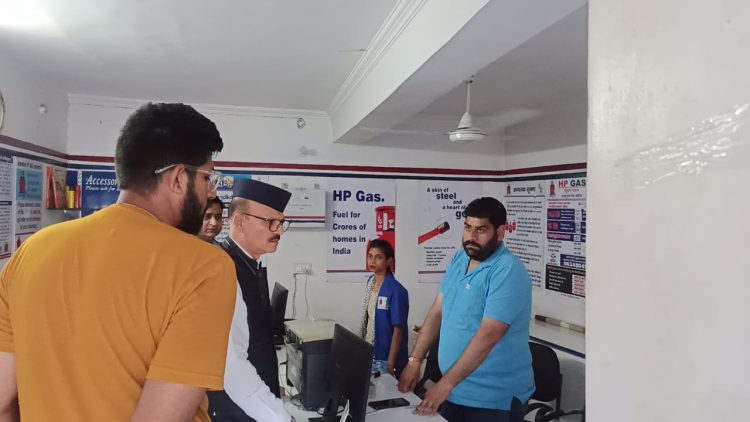 LPG Cylinder वालों के लिए जरूरी खबर! 15 अगस्त तक करा लें e-KYC, नहीं तो हो सकती है गैस सप्लाई में परेशानी