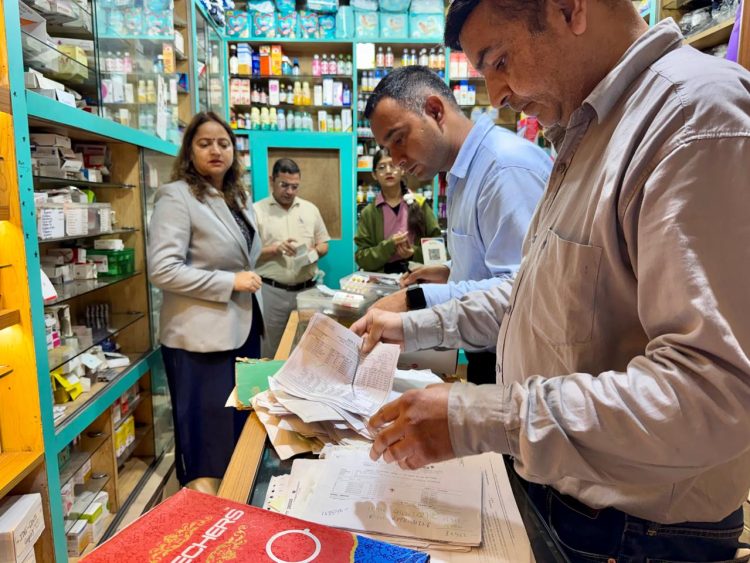 कहीं फार्मासिस्ट नहीं, कहीं एक्सपायर दवाइयां! मसूरी में मेडिकल स्टोरों की जांच से मचा हड़कंप