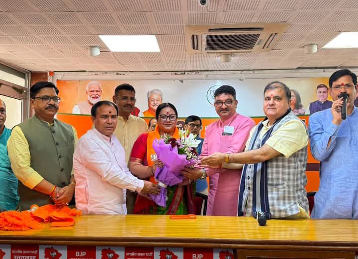 बड़ी खबर : श्रीनगर नगर निगम की मेयर आरती भंडारी ने थामा भाजपा का दामन, 10 पार्षद भी हुए पार्टी में शामिल