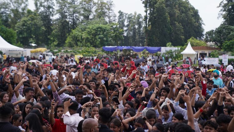 SGRRU में नवप्रवेशी छात्र-छात्राओं का भव्य दीक्षारंभ, रेन डांस और DJ बीट्स ने बांधा समां