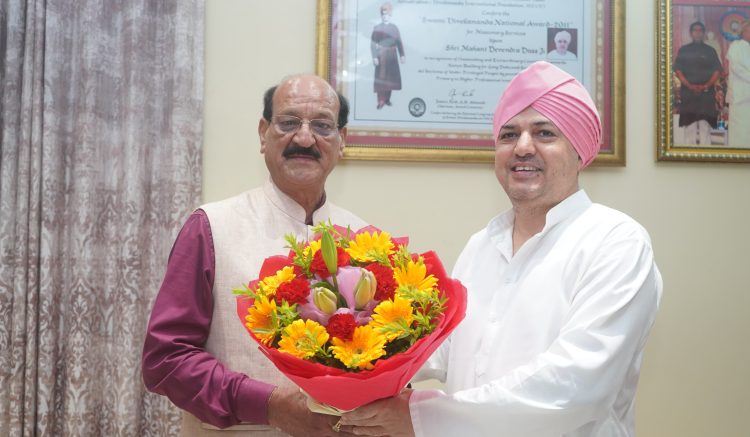 स्वास्थ्य मंत्री सुबोध उनियाल ने श्री दरबार साहिब में टेका मत्था, SGRR संस्थानों के कार्यों की सराहना