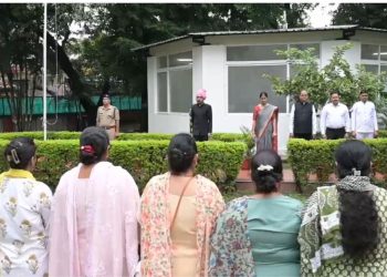 देहरादून में स्वतंत्रता दिवस पर DM आशीष चौहान ने किया ध्वजारोहण, बोले- स्वतंत्रता की रक्षा करना हम सभी की जिम्मेदारी
