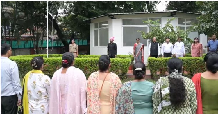 देहरादून में स्वतंत्रता दिवस पर DM आशीष चौहान ने किया ध्वजारोहण, बोले- स्वतंत्रता की रक्षा करना हम सभी की जिम्मेदारी