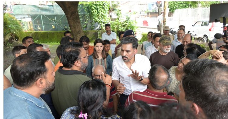 जलभराव पर DM का डंडा! 24 घंटे में सफाई, तुरंत होगी पानी की निकासी