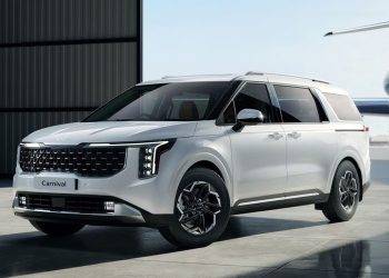 Kia Carnival Hybrid: एक कार में पूरा परिवार, हाइब्रिड इंजन से घटेगा खर्च; फीचर्स भी हैं लग्जरी