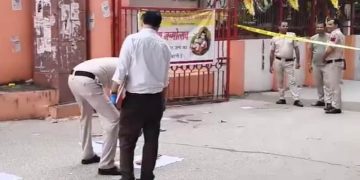 CCTV में कैद खौफनाक वारदात! दो लोगों ने युवक को डंडों से पीटा, मौके पर मौत