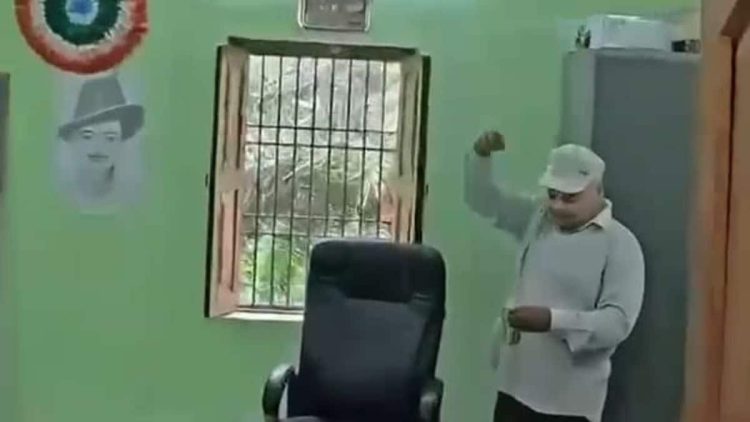 बड़ी खबर : स्कूल ऑफिस में ‘शुद्धिकरण’ पड़ा भारी, वीडियो वायरल होते ही प्रधानाध्यापक सस्पेंड
