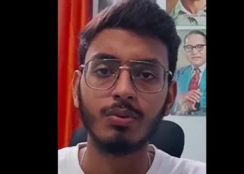प्रदर्शन में जाना पड़ा भारी! छात्र को थमाया 5 लाख का नोटिस, सरकार के खिलाफ भड़काने का आरोप