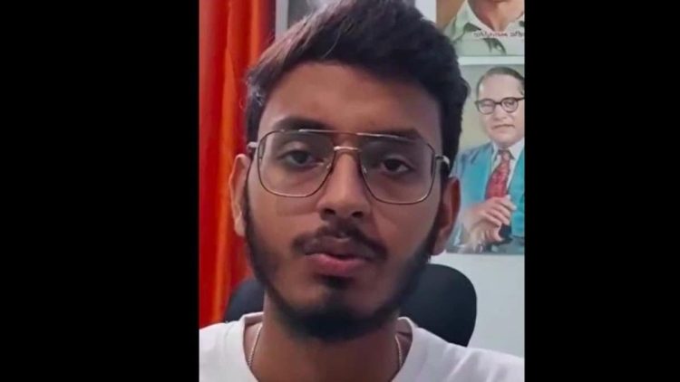 प्रदर्शन में जाना पड़ा भारी! छात्र को थमाया 5 लाख का नोटिस, सरकार के खिलाफ भड़काने का आरोप