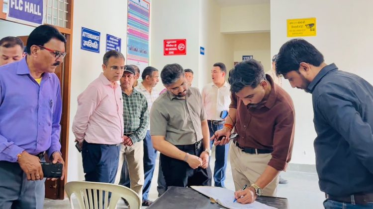 EVM पर DM का पहरा! राजनीतिक दलों के साथ वेयरहाउस पहुंचे, सुरक्षा व्यवस्था परखी