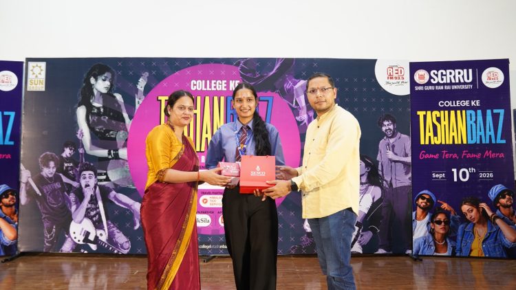 SGRRU में गूंजा ‘कॉलेज के टशनबाज’ का जोश, गायन-गिटार और मिमिकरी से छात्रों ने जमाया रंग