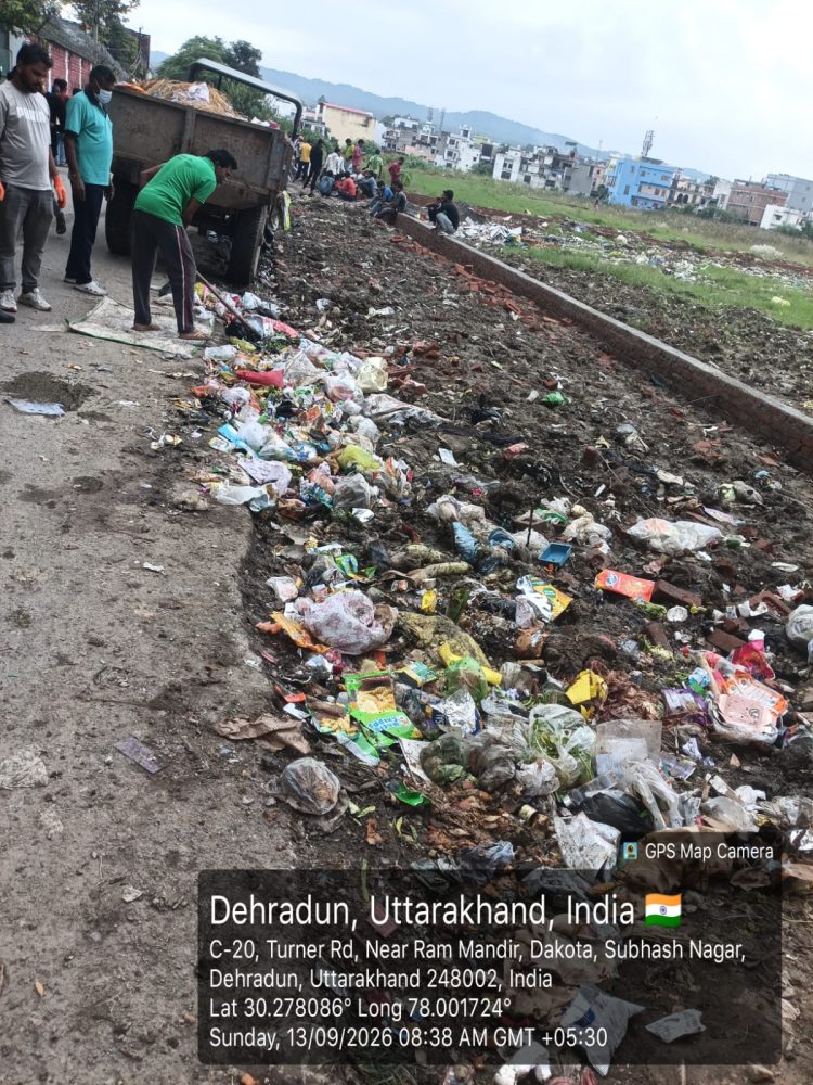 देहरादून में प्लास्टिक पर प्रशासन का डंडा! 1776 दुकानों की जांच, 550 के चालान और 1.96 लाख जुर्माना