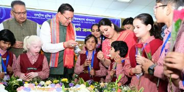 जन्मदिन पर बच्चों के बीच पहुंचे CM धामी, केक काटा तो खिल उठे दिव्यांग बच्चों के चेहरे