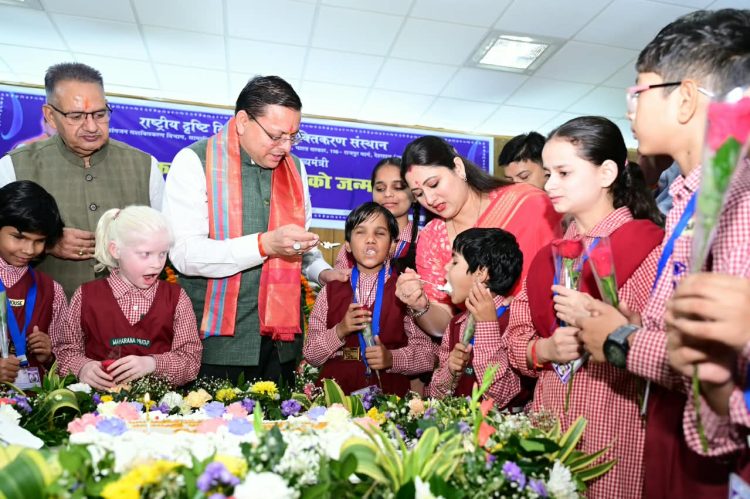 जन्मदिन पर बच्चों के बीच पहुंचे CM धामी, केक काटा तो खिल उठे दिव्यांग बच्चों के चेहरे