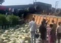 हादसा: सीमेंट से लदा 16 टायरा ट्रक पलटा, बाइक चपेट में आने से एक की मौत, दो घायल