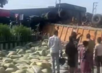 हादसा: सीमेंट से लदा 16 टायरा ट्रक पलटा, बाइक चपेट में आने से एक की मौत, दो घायल