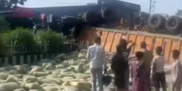 हादसा: सीमेंट से लदा 16 टायरा ट्रक पलटा, बाइक चपेट में आने से एक की मौत, दो घायल