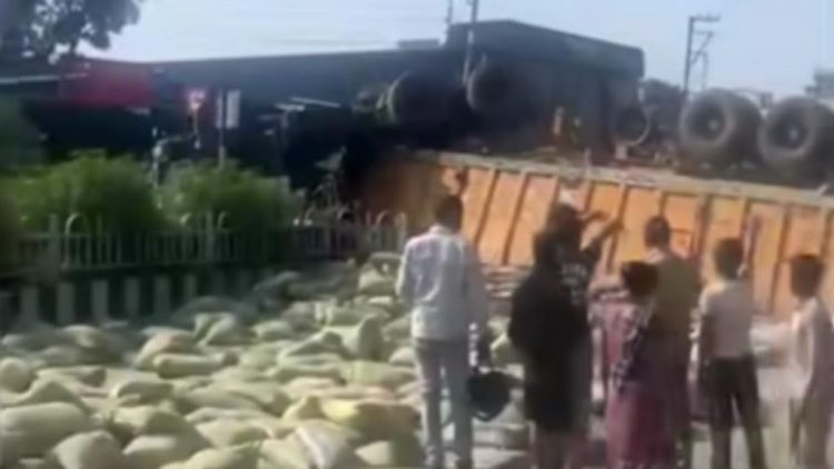हादसा: सीमेंट से लदा 16 टायरा ट्रक पलटा, बाइक चपेट में आने से एक की मौत, दो घायल