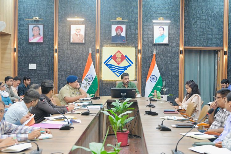 ब्रेकिंग : डीएम के दरबार में 140 से ज्यादा शिकायतें, जमीन विवाद से घरेलू हिंसा तक उठे मामले