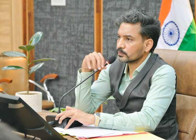 1 अक्टूबर से खनन सत्र शुरू, अवैध खनन पर डीएम का शिकंजा; क्रशरों में धर्मकांटा, 1000 पौधे अनिवार्य