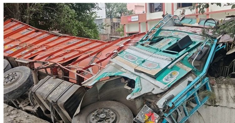 ब्रेक फेल होते ही मची भगदड़! दीवार तोड़कर गर्ल्स हॉस्टल में घुसा ट्रक
