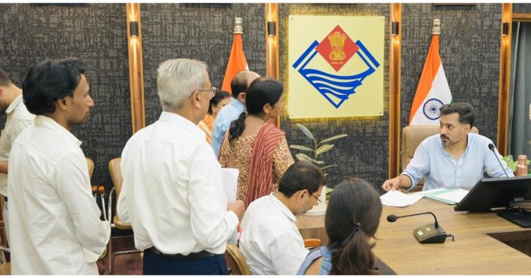 किसी की जमीन बिकी, कहीं जर्जर भवन में 90 किराएदार! समाधान दिवस में डीएम के सामने खुला शिकायतों का पिटारा