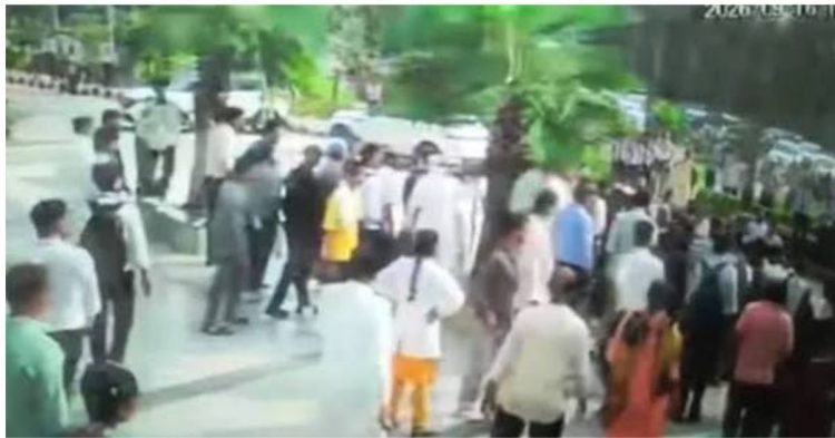मरीज के इलाज पर आरोग्यम अस्पताल में बवाल, विधायक के बेटे और डॉक्टर पक्ष भिड़े; हथियार लहराने का आरोप
