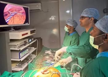 सीने में दर्द लेकर पहुंची अस्पताल, पेट से निकले 13 पेन और 5 चम्मच; 25 सेंटीमीटर के पेन ने मचाई आफत