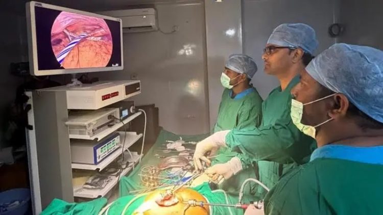 सीने में दर्द लेकर पहुंची अस्पताल, पेट से निकले 13 पेन और 5 चम्मच; 25 सेंटीमीटर के पेन ने मचाई आफत