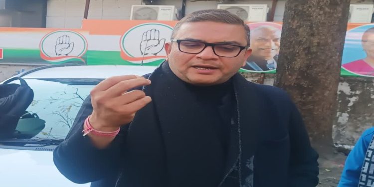 मेरी जान खतरे में, बच्चों को भी मार देंगे!’ रो पड़े सुमित हृदयेश, गैरसैंण में आत्मदाह की चेतावनी