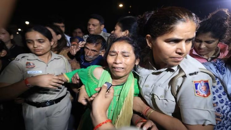 अंकिता भंडारी को न्याय दिलाने की मांग तेज, इंडिया गेट पर रातभर धरना; माता-पिता हिरासत में लेने के बाद रिहा