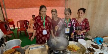 देहरादून में उत्तरकाशी का जलवा! मोरी की सेब चटनी ने लूटी महफिल, पहाड़ी स्वाद के मुरीद हुए लोग