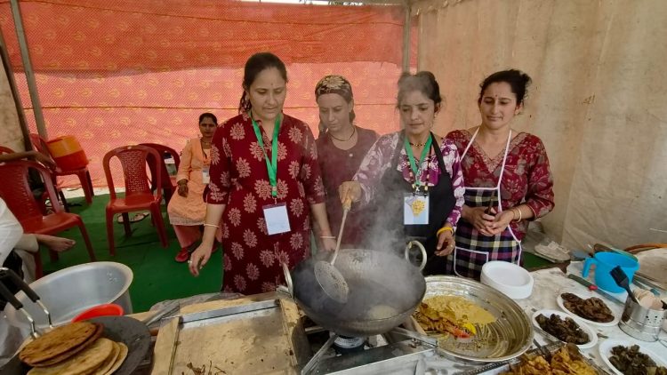 देहरादून में उत्तरकाशी का जलवा! मोरी की सेब चटनी ने लूटी महफिल, पहाड़ी स्वाद के मुरीद हुए लोग