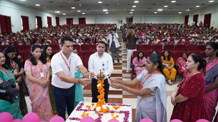 SGRR कॉलेज ऑफ नर्सिंग में नए विद्यार्थियों का धमाकेदार स्वागत, सीनियर्स के डांस-सॉन्ग ने लूटी महफिल