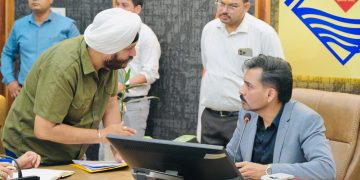बेटे ने हड़पे 15 लाख, अपनों ने किया बेघर! देहरादून समाधान दिवस में बुजुर्गों का दर्द सुन DM ने दिए सख्त कार्रवाई के आदेश