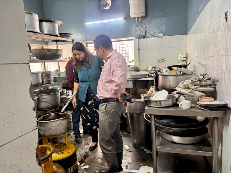 हांडी रेस्टोरेंट में चूहे-कॉकरोच का राज! सड़ा खाना मिलने पर बड़ी कार्रवाई