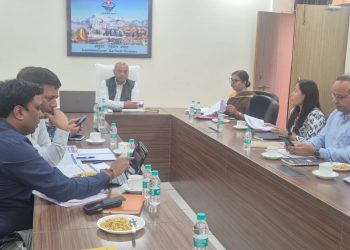 गड्ढों पर गरम हुए गढ़वाल आयुक्त, विभागों को 24 घंटे का अल्टीमेटम!
