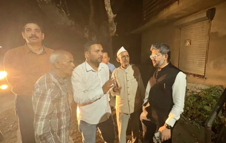 रात में गांव पहुंचे अफसर, ग्रामीणों ने खोली समस्याओं की पोल; CDO ने दिए कार्रवाई के निर्देश