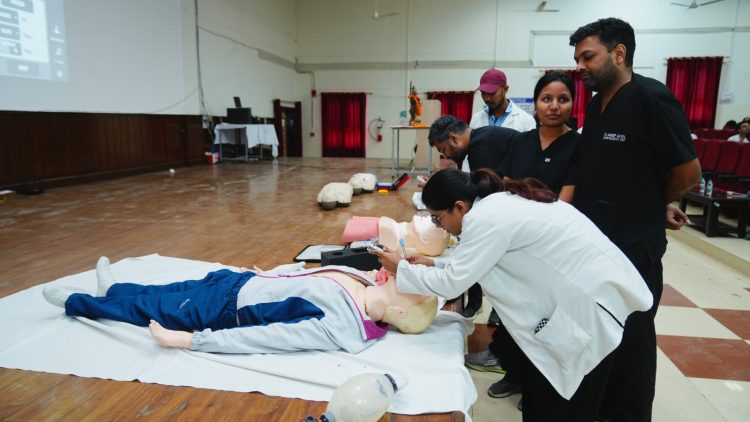160 पीजी डॉक्टरों को मिला जिंदगी बचाने का हुनर, एसजीआरआर में बीएलएस-एसीएलएस की ट्रेनिंग