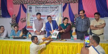 Dehradun News: रानीपोखरी में रात को गांव पहुंचा प्रशासन, 18 शिकायतें आईं सामने; ज्यादातर का मौके पर निस्तारण