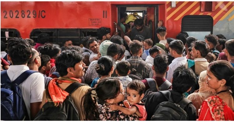 दिल्ली में प्रदर्शन से पहले रेल यातायात पर ब्रेक! कई ट्रेनें रद्द, 5 हजार यात्रियों की छूटी ट्रेन