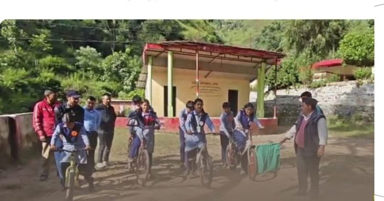 पहाड़ की बेटियों को मिलेगी नई उड़ान! शिक्षकों ने आपस में पैसे जोड़कर खरीदीं 4 साइकिलें