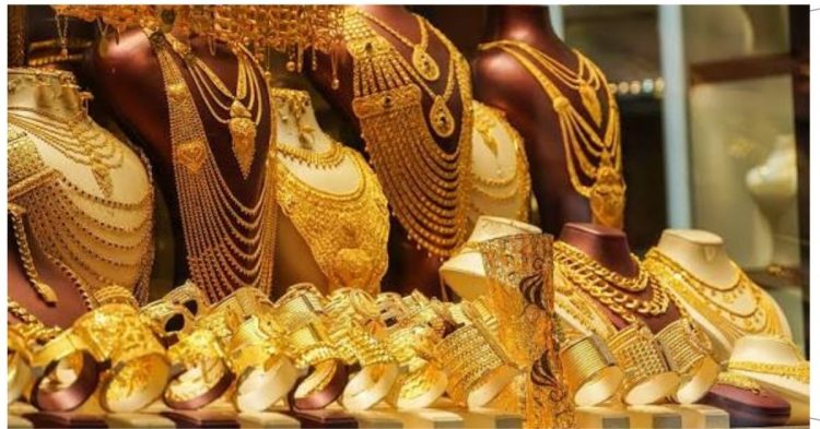 सोना खरीदने वालों की बल्ले-बल्ले! ₹1,400 गिरा भाव, चांदी भी हुई सस्ती—जानें आज का रेट
