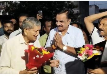 किच्छा में ‘लाठी बनाम फूल’ की जंग! हरीश रावत के बयान पर BJP का पलटवार, बोली- लाठी आई तो फूल देंगे
