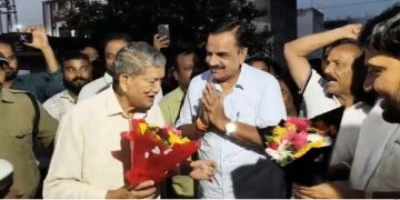 किच्छा में ‘लाठी बनाम फूल’ की जंग! हरीश रावत के बयान पर BJP का पलटवार, बोली- लाठी आई तो फूल देंगे