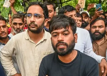 दिल्ली में प्रदर्शन से पहले बड़ा एक्शन! अभिजीत दीपके हिरासत में, ध्रुव राठी को भी पुलिस ने पकड़ा