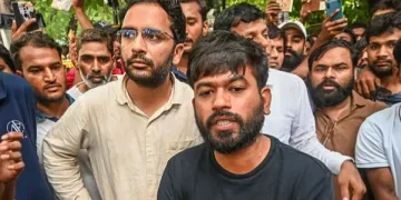 दिल्ली में प्रदर्शन से पहले बड़ा एक्शन! अभिजीत दीपके हिरासत में, ध्रुव राठी को भी पुलिस ने पकड़ा
