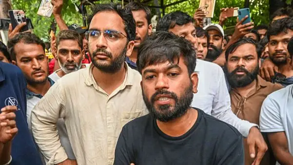 दिल्ली में प्रदर्शन से पहले बड़ा एक्शन! अभिजीत दीपके हिरासत में, ध्रुव राठी को भी पुलिस ने पकड़ा